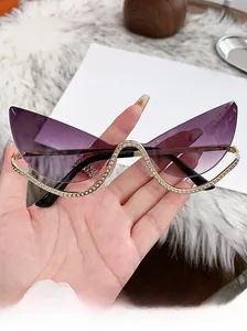 Gros plan détaillé de lunettes œil de chat avec bordure en strass et verres dégradés violets