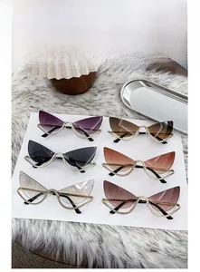 Détail de lunettes de soleil œil-de-chat sans monture avec strass en six couleurs