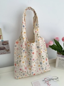 Détails de broderie florale sur sac cabas en toile crème dans un décor de style