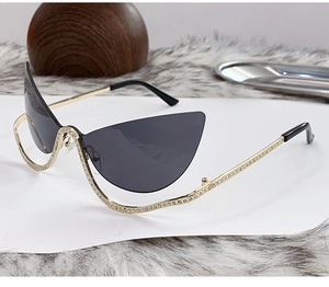 Détail de lunettes œil de chat sans monture avec strass et accents métalliques dorés