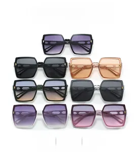 Gros plan de lunettes de soleil carrées surdimensionnées en sept couleurs assorties