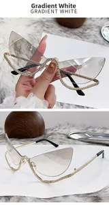 Détail de lunettes œil-de-chat sans monture avec verres dégradés et strass étincelants
