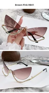 Détail de strass sertis main sur lunettes de soleil œil de chat rose dégradé