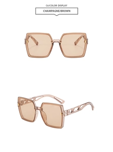 Détail des lunettes de soleil carrées champagne avec motif papillon ajouré sur les branches