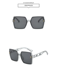 Détails de lunettes de soleil carrées grises avec décoration papillon en métal sur les branches