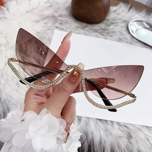 Lunettes de soleil œil de chat sans monture avec verres dégradés et monture en diamants