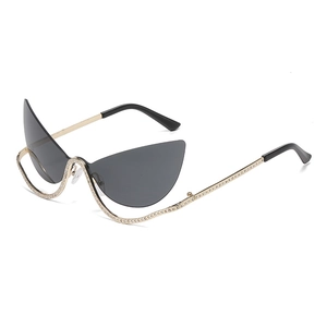 Lunettes de soleil œil de chat chic avec strass et ailes en métal doré sur fond blanc