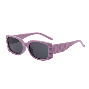 Vintage-Sonnenbrille mit lila strukturiertem Rahmen und dunklen Gläsern für Damen