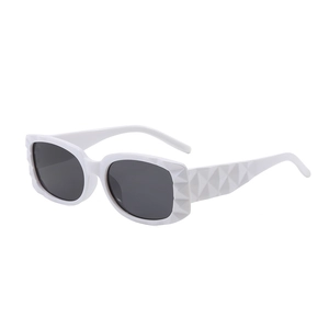 Retro-Sonnenbrille in Weiß, quadratisch, mit dunkelgrauen Gläsern und Textur-Bügeln