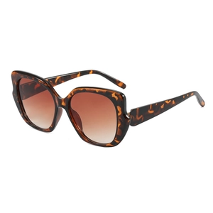 Chic cat eye oversized sunglasses with tortoiseshell frame and gradient brown lenses