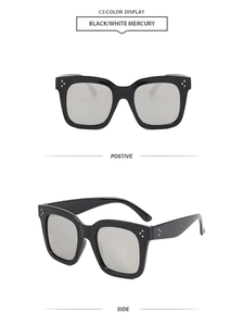 Détails des lunettes de soleil carrées noires avec rivets et verres réfléchissants