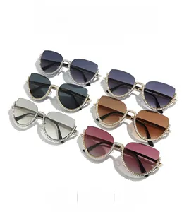 Détail de lunettes de soleil demi-cerclées ornées de strass en six couleurs variées