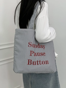 Détail du grand sac cabas en toile à rayures bleues avec texte Sunday Pause rouge