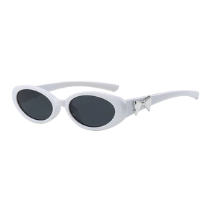 Lunettes de soleil œil de chat ovales blanches avec détail nœud argenté et verres noirs