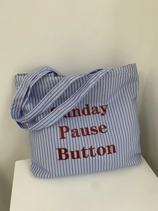 Détail du cabas en toile à rayures bleu et blanc avec texte Sunday Pause Button