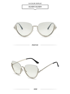 Vue détaillée de lunettes de soleil œil-de-chat argentées avec perles sur la monture