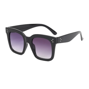 Lunettes de soleil carrées noires avec verres dégradés violets et rivets métalliques