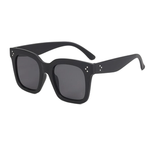 Lunettes de soleil carrées oversize noires avec accents métalliques à trois clous