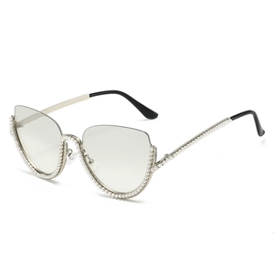 Lunettes de soleil œil de chat demi-cerclées avec perles blanches et monture dorée chic