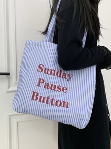Grand sac cabas en toile à rayures bleu et blanc avec inscription Sunday Pause Button