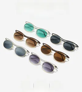Détail de lunettes steampunk montrant diverses couleurs de verres et monture dorée