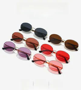 Série de six lunettes de soleil ovales rétro avec verres colorés et monture dorée