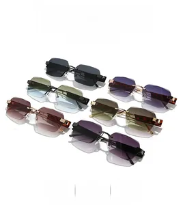 Dettaglio di occhiali da sole irregolari senza montatura con cerniere in metallo in 6 colori