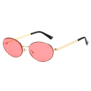 Lunettes de soleil ovales vintage avec monture en métal doré et verres roses pour un style urbain