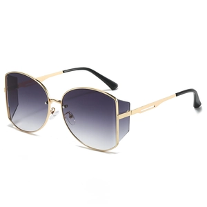 Moderne Oversize-Schmetterlings-Sonnenbrille mit lila Verlaufsgläsern und Goldrahmen