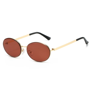 Lunettes de soleil ovales rétro avec monture dorée et verres bruns, vue à 45 degrés