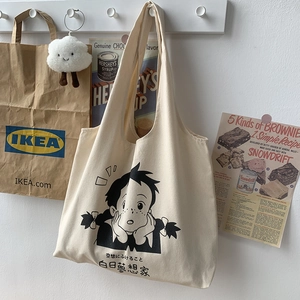 Détail du sac cabas en toile beige minimaliste avec illustration artistique de fille