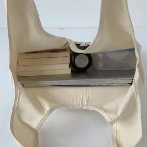 Vue de dessus du grand sac cabas en toile montrant le rangement pour ordinateur et livres