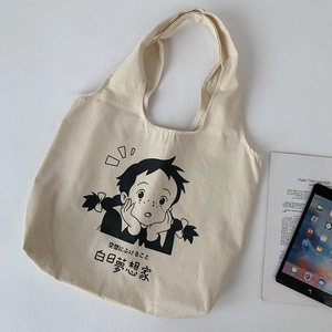 Détail d'un sac cabas en toile minimaliste avec illustration et bandoulière large
