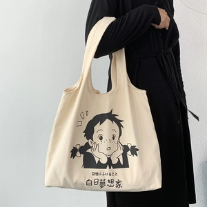 Détail du sac fourre-tout en toile crème minimaliste avec illustration de fille rétro