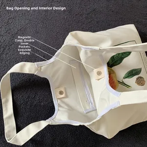 Détail du sac cabas en toile avec fermoir magnétique et poches intérieures zippées