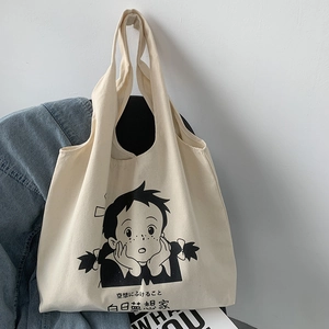 Détail d'un sac cabas en toile crème minimaliste avec illustration et texte artistique