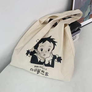 Détail du sac cabas en toile beige minimaliste avec illustration de fille manga en noir et blanc