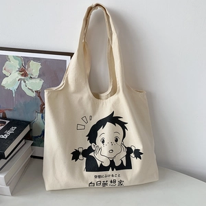 Détail du sac fourre-tout en toile blanc cassé avec imprimé fille de dessin animé