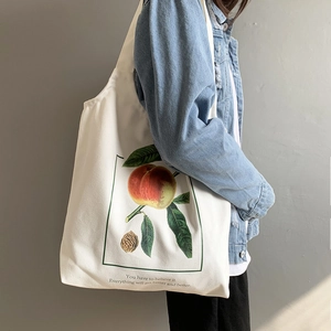 Gros plan d'un sac fourre-tout en toile blanche avec illustration de pêche et anses