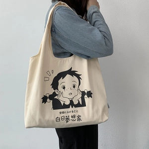 Détail du sac fourre-tout en toile blanc cassé avec illustration rétro et coutures fines