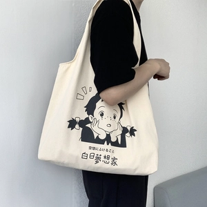 Détail du cabas en toile crème avec illustration de fille de dessin animé minimaliste