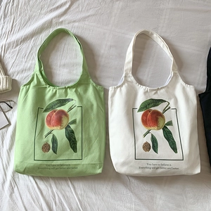 Sacs cabas en toile avec illustrations de pêches et citation sur des draps blancs