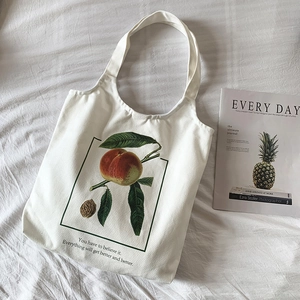 Vue détaillée du sac en toile blanc avec illustration de pêche et texte imprimé