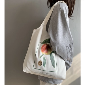 Sac fourre-tout blanc en toile avec imprimé pêche et bandoulière large sur mannequin