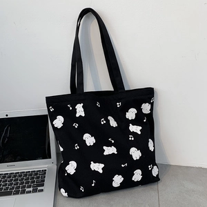 Détail d'un sac cabas en toile noire avec imprimé chien de dessin animé dans un bureau