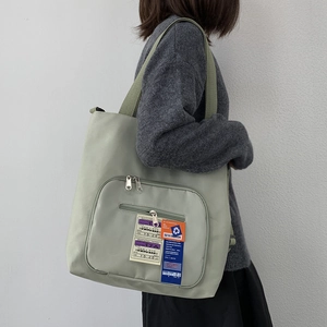 Modische graugrüne Nylon-Tragetasche mit Stickerei im Bordkarten-Stil und Reißverschlusstaschen