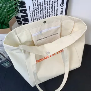 Détail du sac fourre-tout en toile avec fermeture magnétique et poche intérieure zippée
