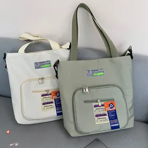Detailansicht robuster Canvas-Taschen mit Reißverschlusstaschen und Industrie-Patches