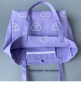 Détail du sac cabas en toile violette montrant le fermoir magnétique et la poche zippée
