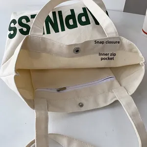 Détail intérieur du sac en toile avec bouton pression magnétique et poche intérieure zippée